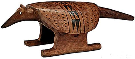 A peça, intitulada Tatu Kamayurá 1, de Yawapi Kamayurá, é um banco estilizado de madeira, com formato de tatu. O casco está pintado com formas geométricas pretas. Os pés do banco são formados pelas quatro patas do tatu simplificadas e geometrizadas. Nessa peça única, estão representadas também a cabeça e a cauda do animal.