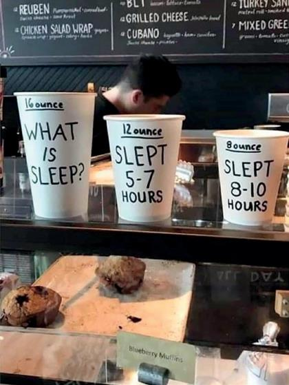Fotografia de um balcão de cafeteria, com destaque para três copos descartáveis de tamanhos diferentes. Do maior para o menor, há as seguintes informações: “16 ounce: what is sleep?”; “12 ounce: slept 5-7 hours” e “8 ounce: slept 8-10 hours”.