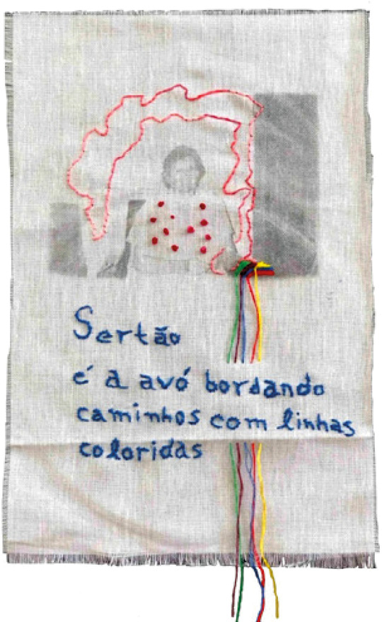 Tecido bordado em linhas coloridas com a estampa de uma senhora no centro da imagem. A estampa está rodeada pelo desenho de um recorte espacial do Sertão e, abaixo, no tecido, está escrita a seguinte definição: “Sertão é a avó bordando caminhos com linhas coloridas”.