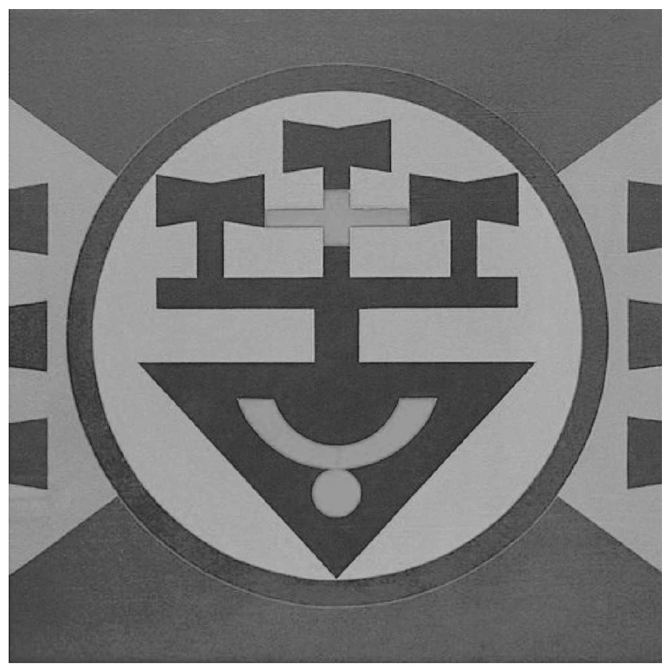 pintura geométrica simétrica: dentro de um grande círculo, machados duplos, barras horizontais, um triângulo invertido e uma meia-lua compõem um emblema que lembra insígnias de religiões afro-brasileiras, sobre um fundo dividido em diagonais claras e escuras
