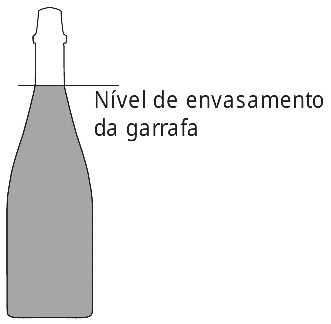 garrafa de espumante vista de frente, com o líquido preenchendo todo o corpo até uma linha horizontal traçada no início do gargalo, indicada como o nível de envasamento da garrafa